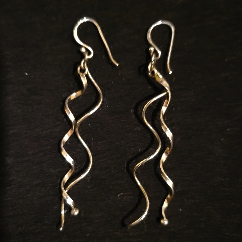 Sterling silver twisted wire dangle earring.